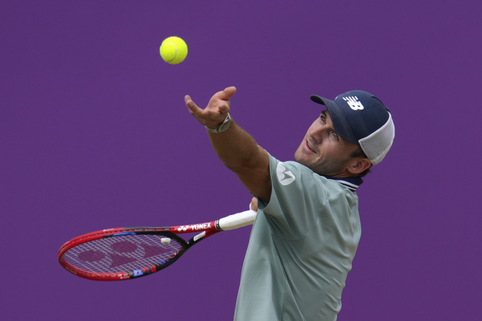 凭借深远的 凭借深远的